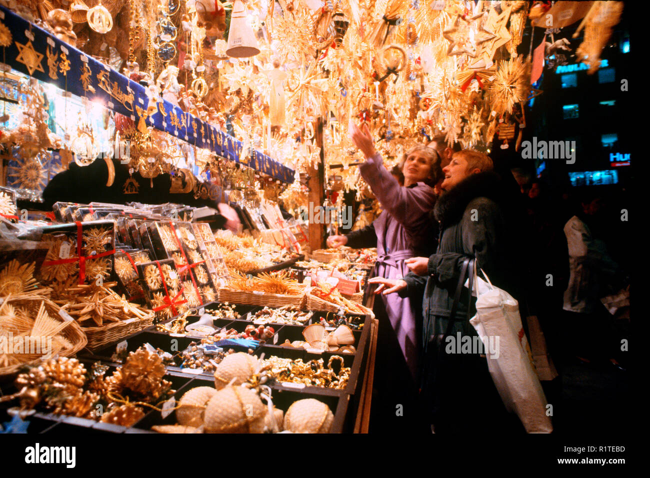 Frauen Shopping für Weihnachtsdekorationen Stockfoto
