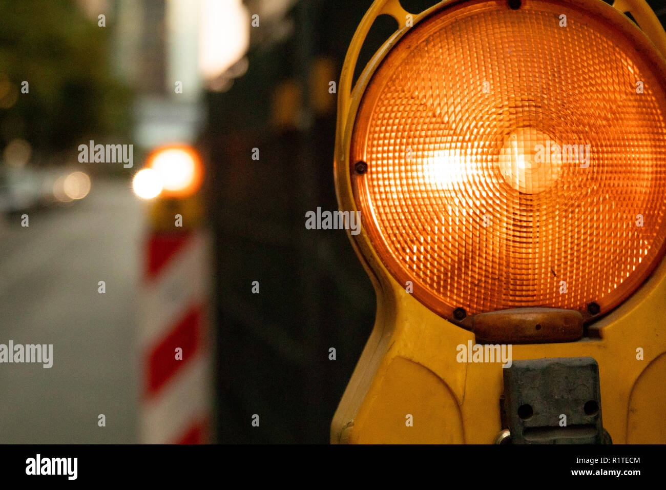Orange Ampel. Straßenarbeiten. Mit unscharf Hintergrund Stockfoto