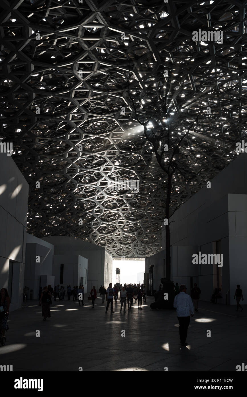 Touristische Besichtigung Louvre Abu Dhabi, VAE Stockfoto