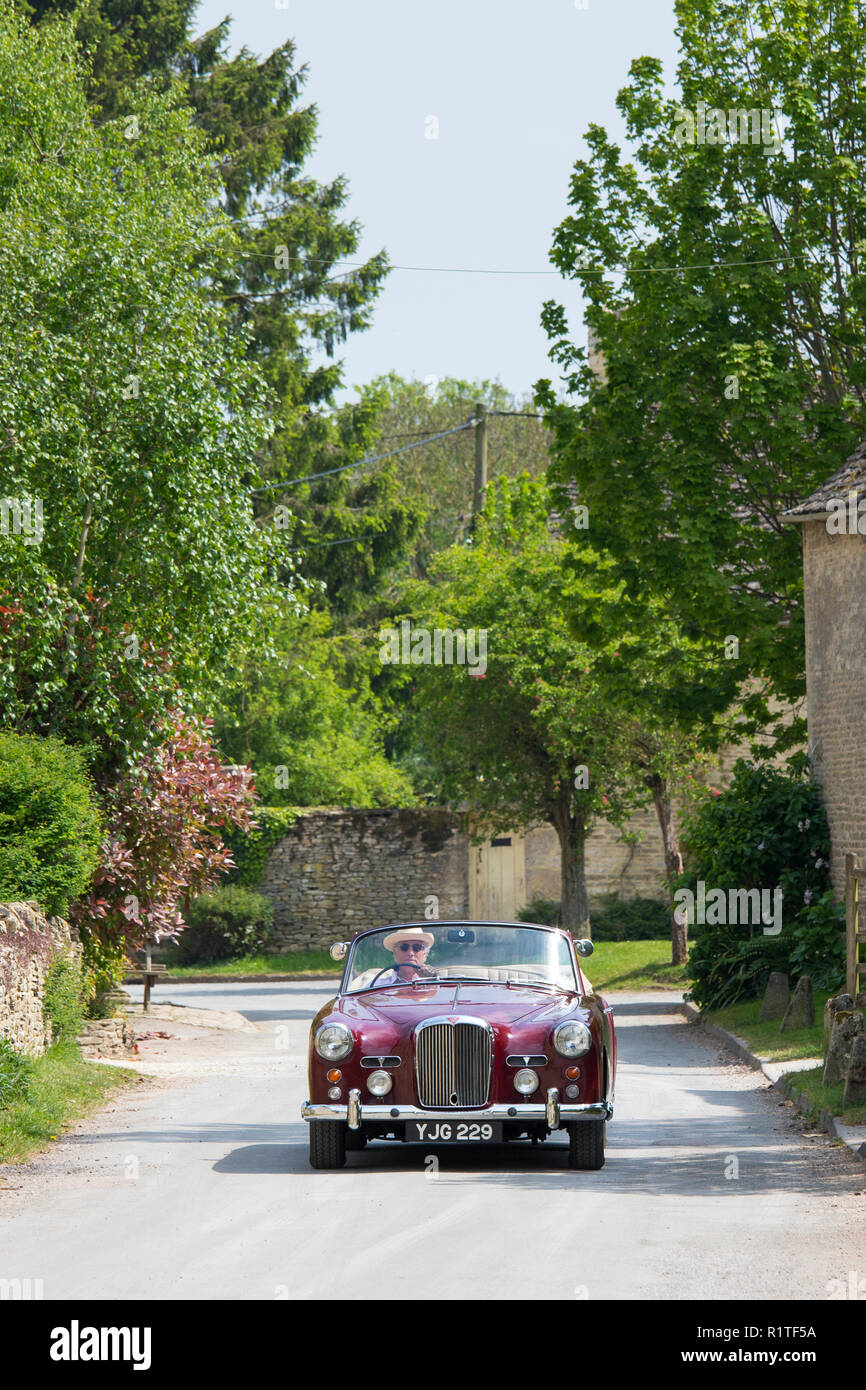 Autofahrer fahren 1961 Engländer Alvis TD21 Drophead ooupe Classic Car auf Feldweg, asthall Dorf, die Cotswolds England Stockfoto