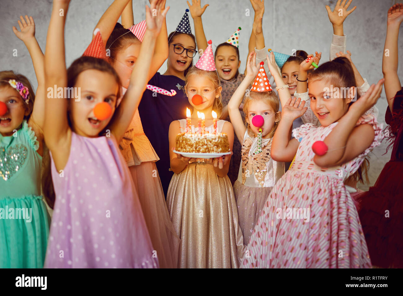 Kinder mit einer Geburtstagstorte haben Spaß. Stockfoto