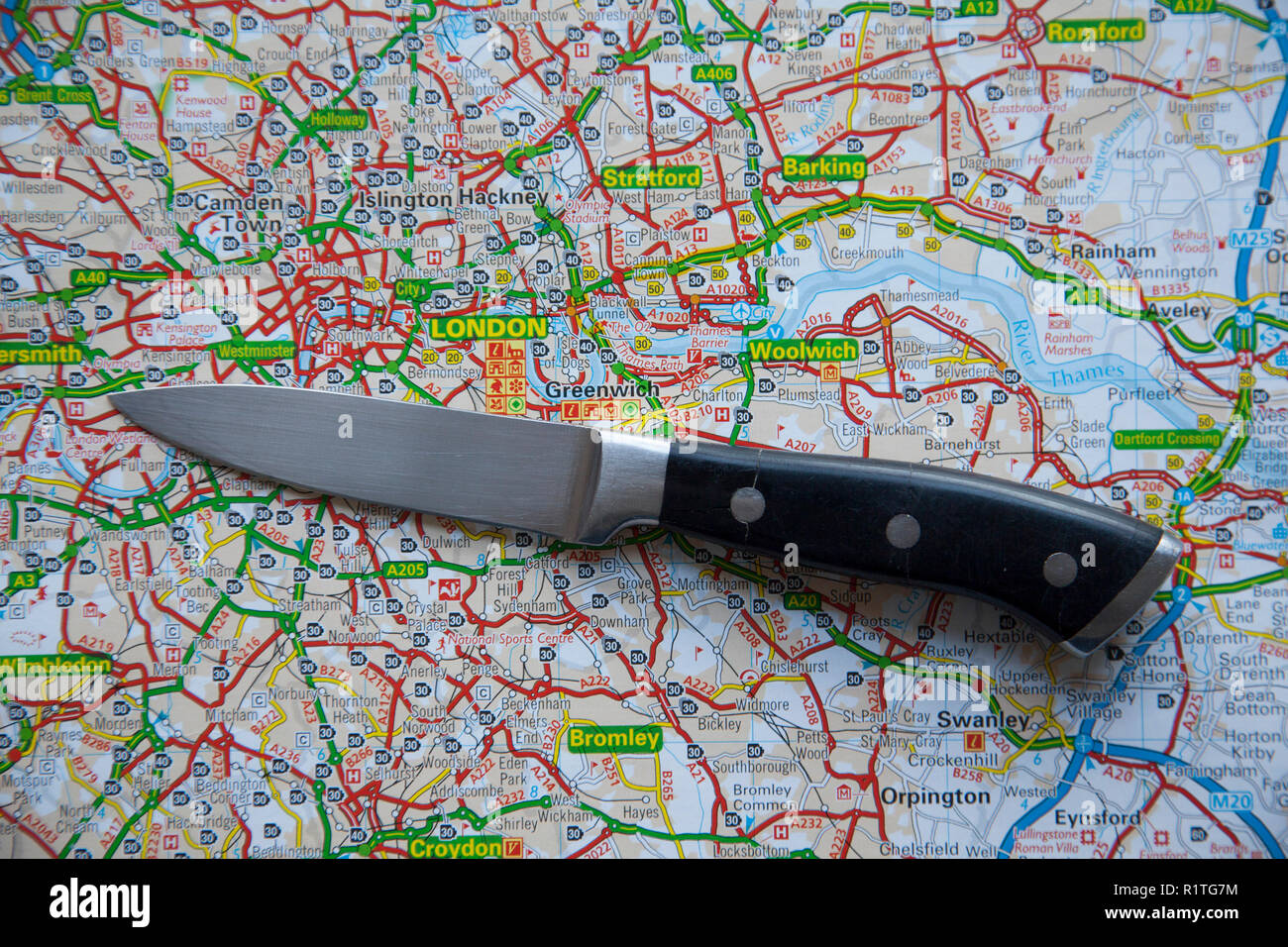 LONDON, GROSSBRITANNIEN, 14. NOVEMBER 2018: ein Messer auf einem Stadtplan von London, England. Messer Kriminalität in London Konzept Stockfoto