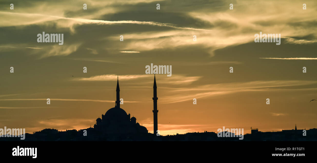 Abendstimmung mit dramatischen Himmel über der Kuppel und Minarett einer Moschee Stockfoto