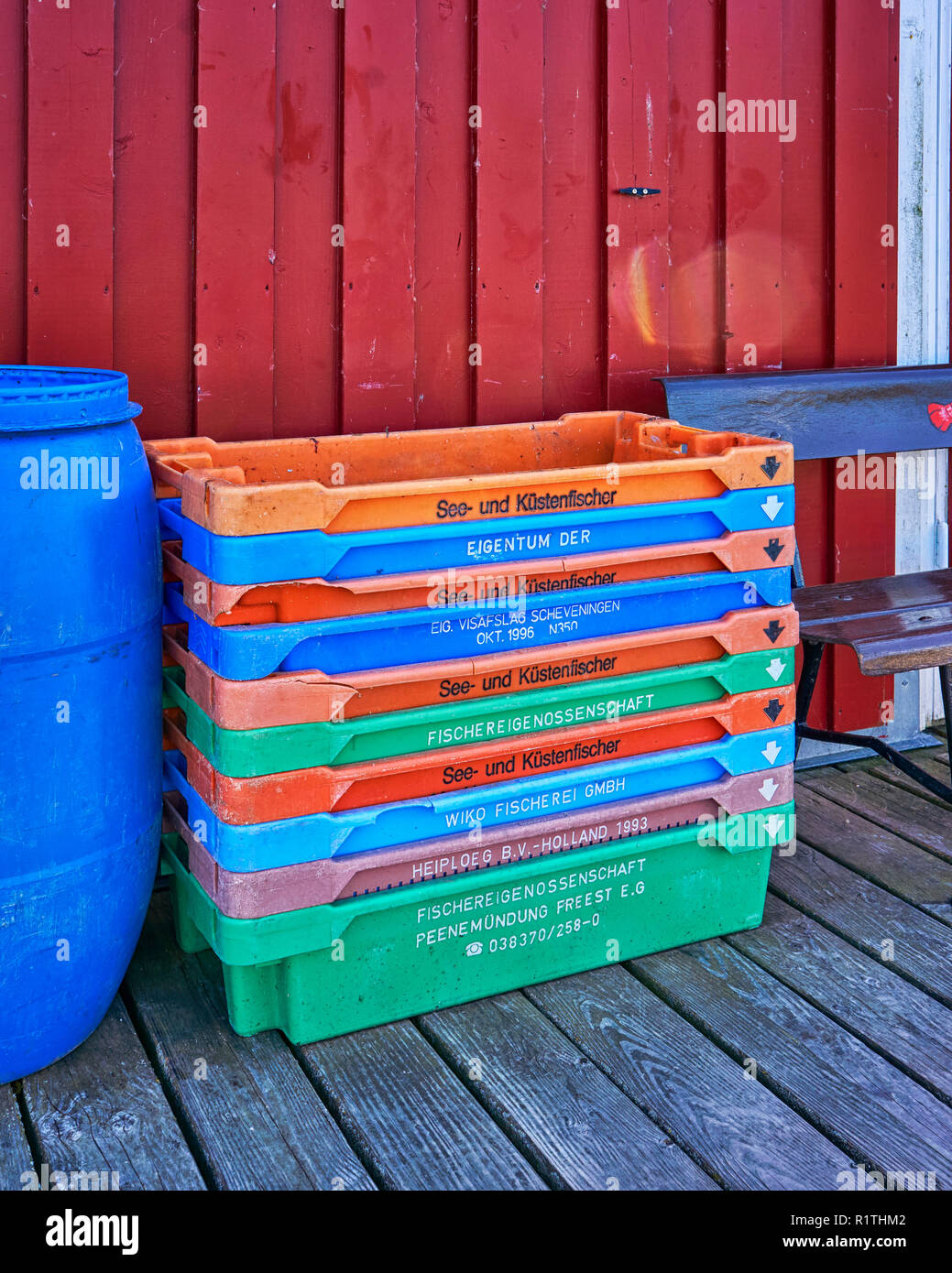 Bunten Fischen Kisten im Fischereihafen Boltenhagen an der Ostsee. Stockfoto