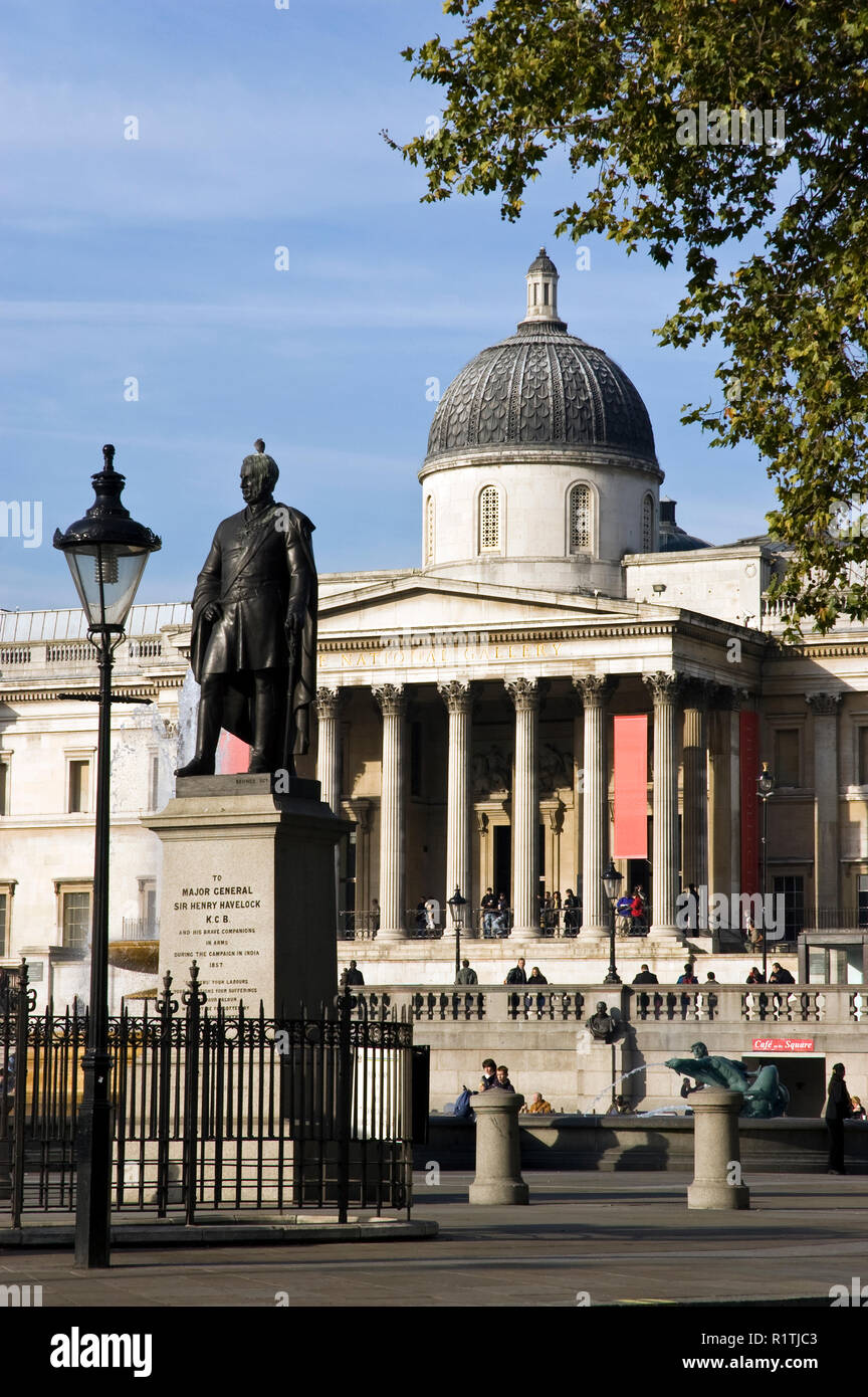 Statue von Generalmajor Sir Henry Havelock (errichtet 1861) auf dem Trafalgar Square und der National Gallery, London, England. Stockfoto