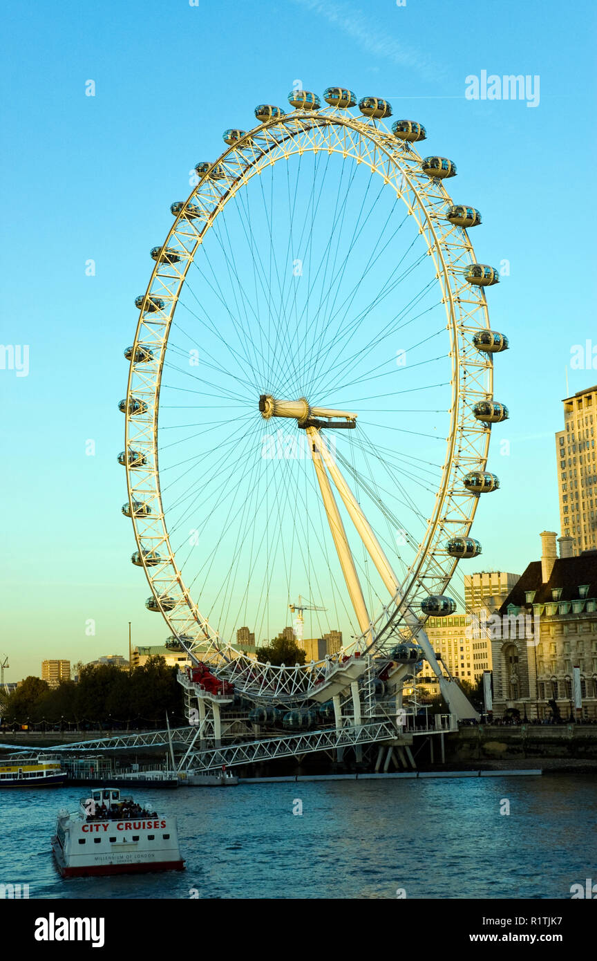 Das London Eye, auch als das Millennium Wheel bekannt, ist ein Riesenrad am Südufer der Themse 