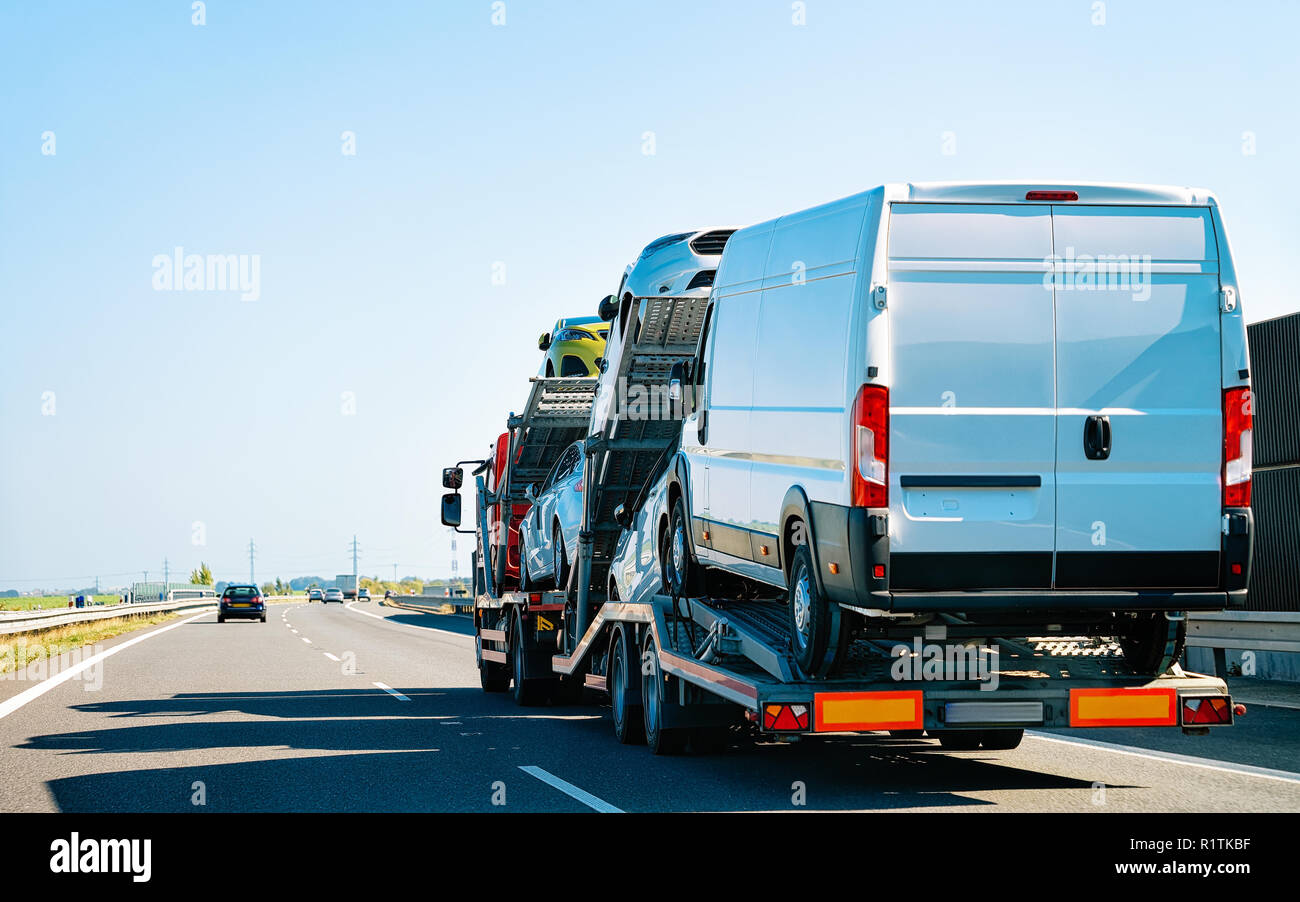 Truck Carrier mit Mini Vans an der Asphaltstraße von Slowenien. Stockfoto