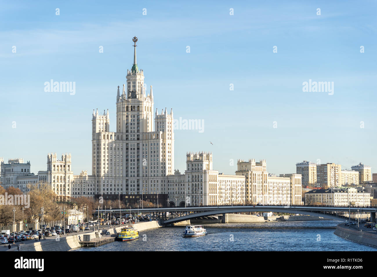 Moskau, Russland - November 13, 2018: Ansicht der Kotelnicheskaya Damm Gebäude, Moskau Fluss, und Autos in einem Stau auf Moskvoretskaya Damm Stockfoto