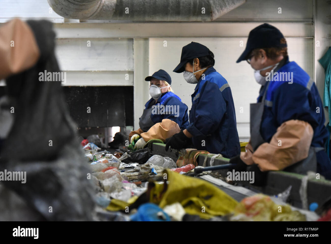 Manuelle Sortierung Abfall Linie an der gemischten Abfälle Processing Facility in Astrachan, Russland Stockfoto