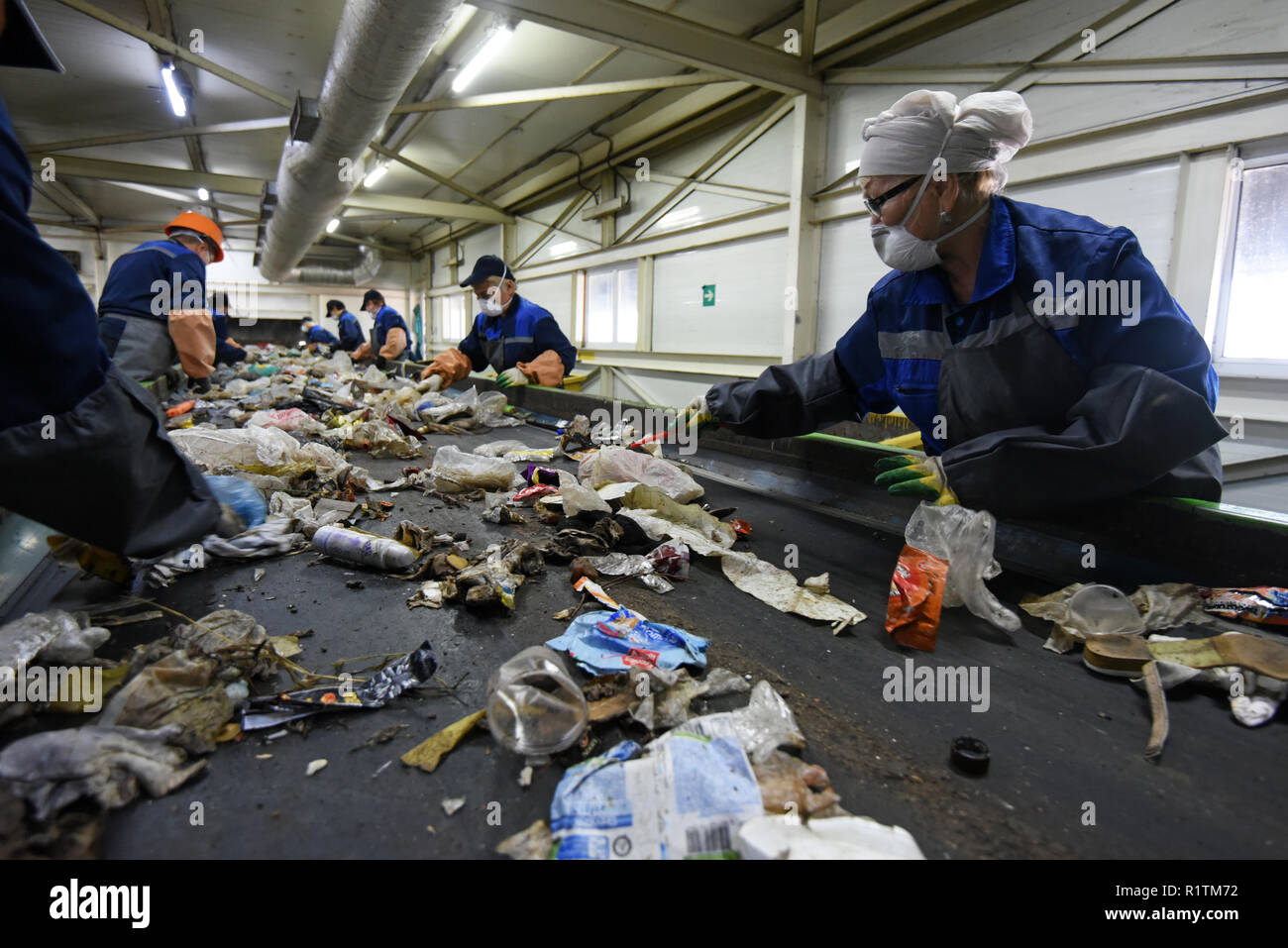 Manuelle Sortierung Abfall Linie an der gemischten Abfälle Processing Facility in Astrachan, Russland Stockfoto