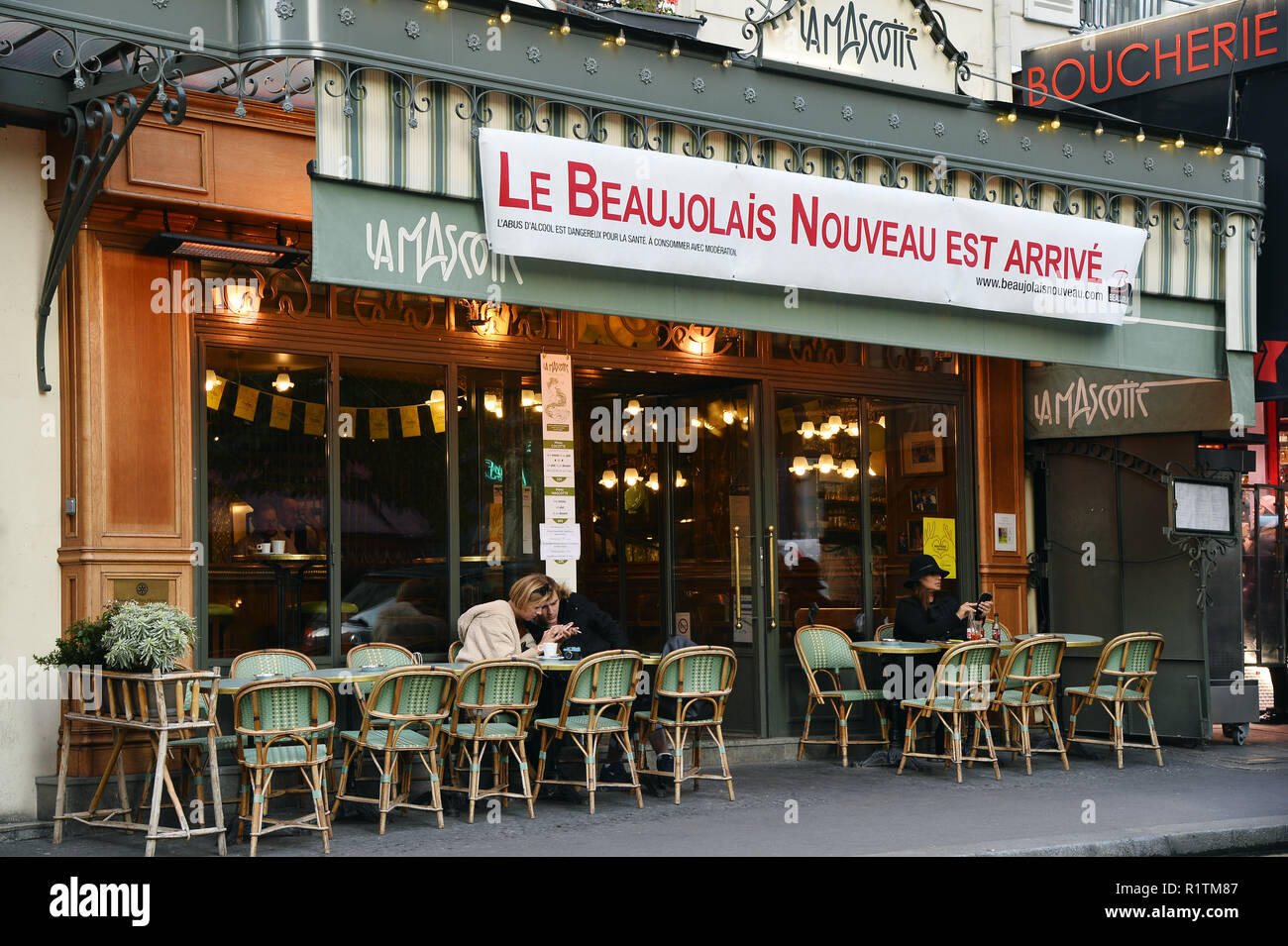 Beaujolais Nouveau Banner auf La Mascotte Café - Rue des Abbesses - Montmartre - Paris - Frankreich Stockfoto