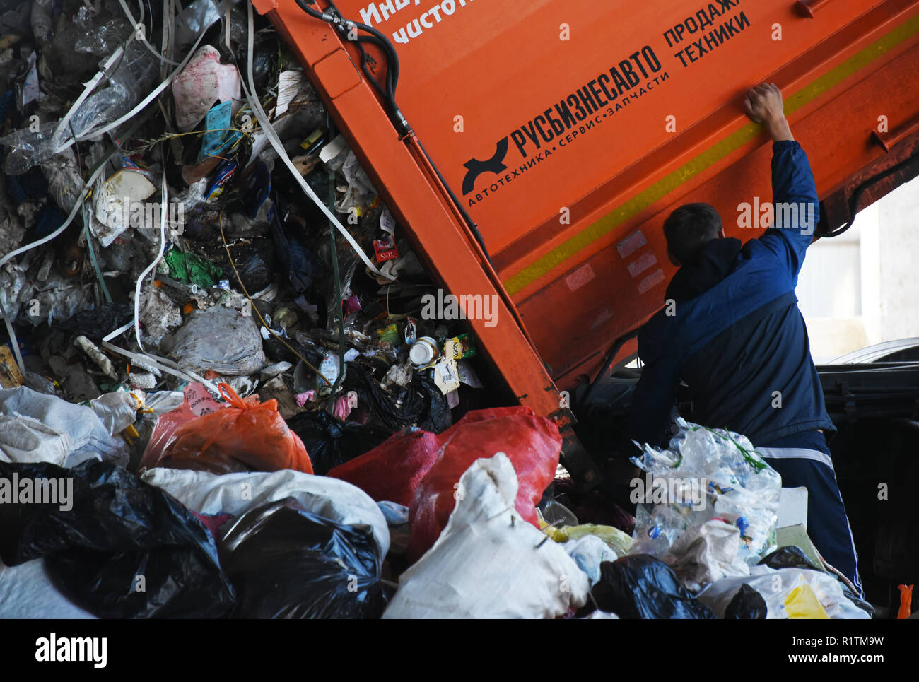 Abfallsammelfahrzeug Abladen auf der gemischten Abfälle Processing Facility in Astrachan, Russland Stockfoto