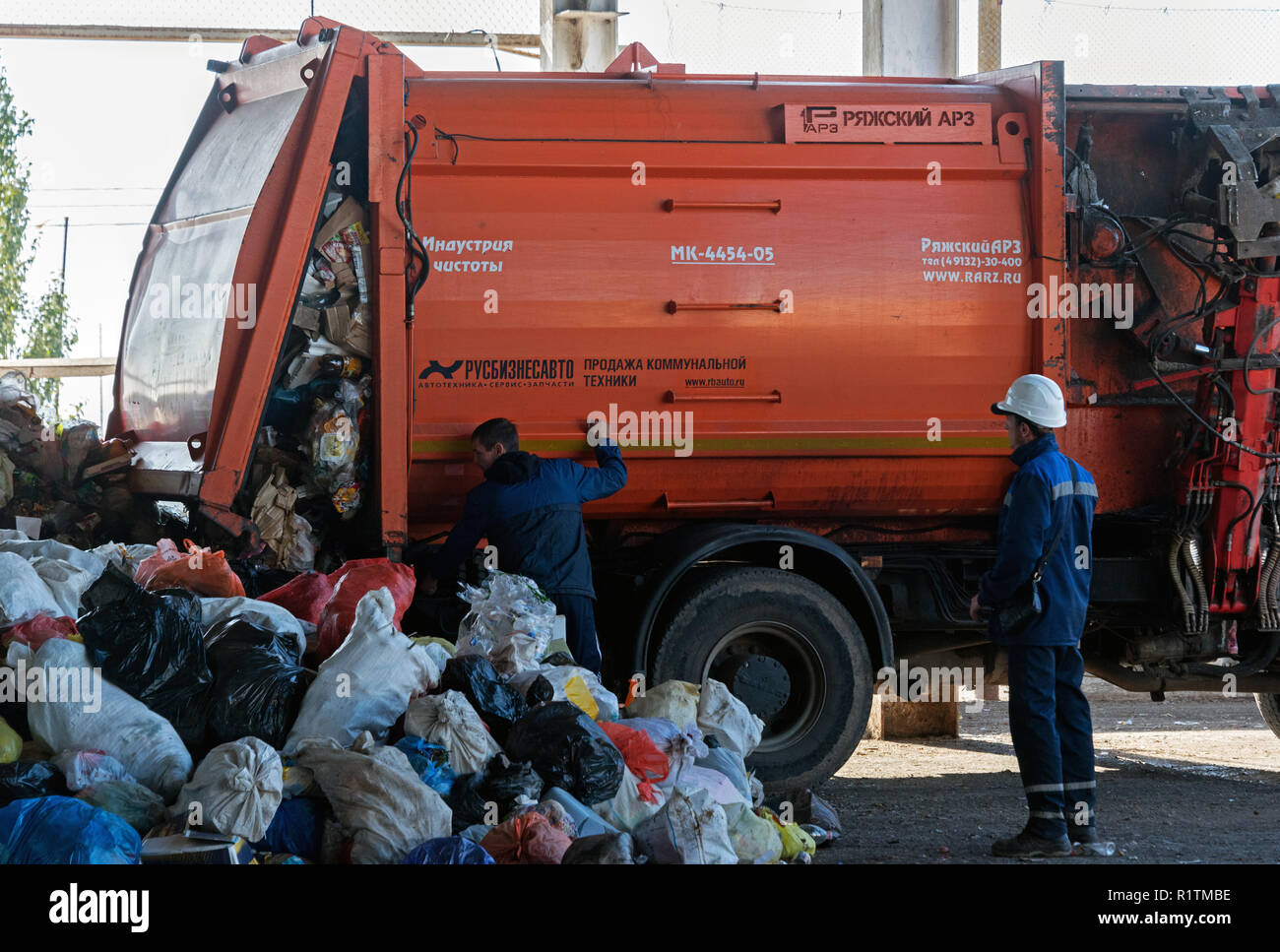 Abfallsammelfahrzeug Abladen auf der gemischten Abfälle Processing Facility in Astrachan, Russland Stockfoto