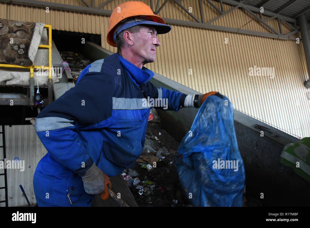 Manuelle Sortierung Abfall Linie an der gemischten Abfälle Processing Facility in Astrachan, Russland Stockfoto