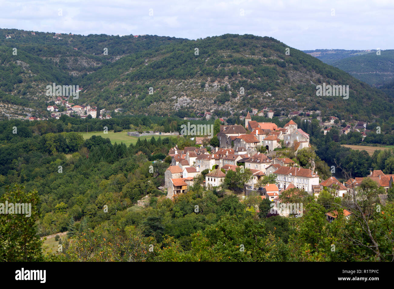 Typische ländliche französische Dorf Calvignac auf einem Hügel im Tal des Lot, Lot, Midi-Pyrénées, Frankreich, Europa Stockfoto