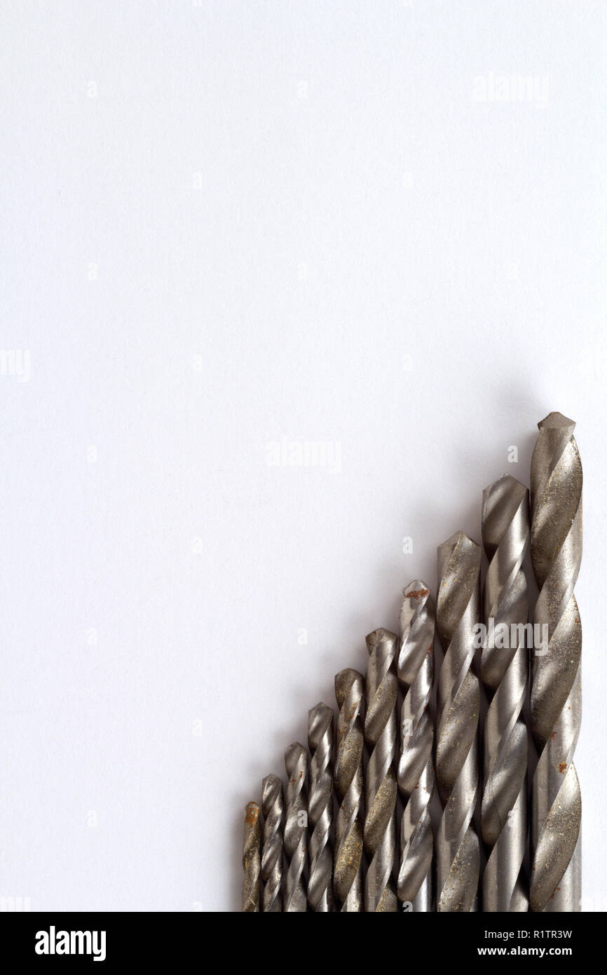 Gut genutzt und gesprenkelt Spiralbohrer auf weißem Papier mit Kopie Platz Rost Stockfoto