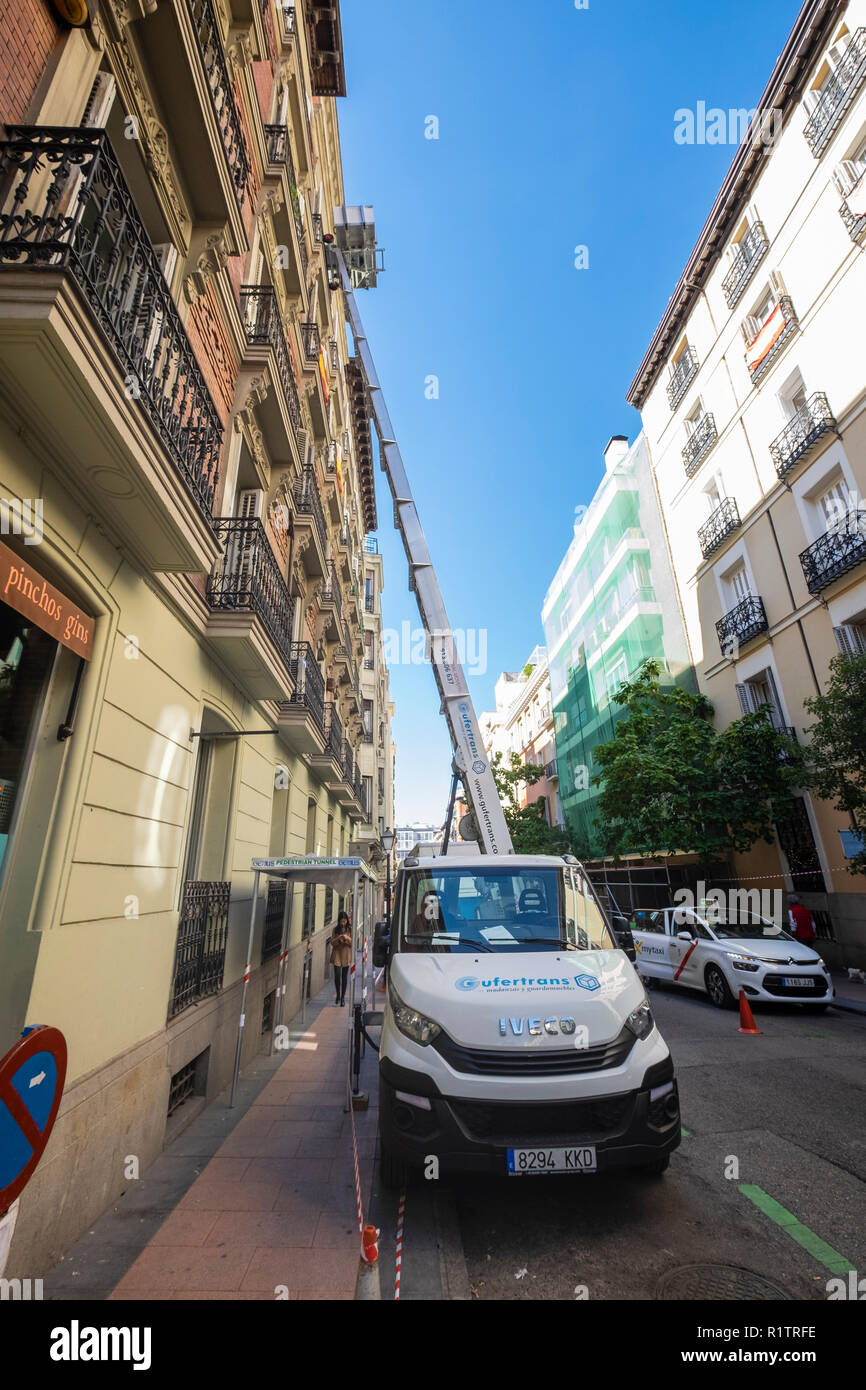 Van montiert Lastenaufzug für Waren, Möbel etc. bis zu den höheren Etagen von der Straße, in der Gegend von Madrid Salamanca, Spanien Stockfoto