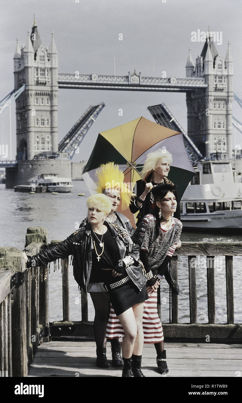 Weibliche Punks, die Tower Bridge, London, England, UK. Ca. 80er Stockfoto