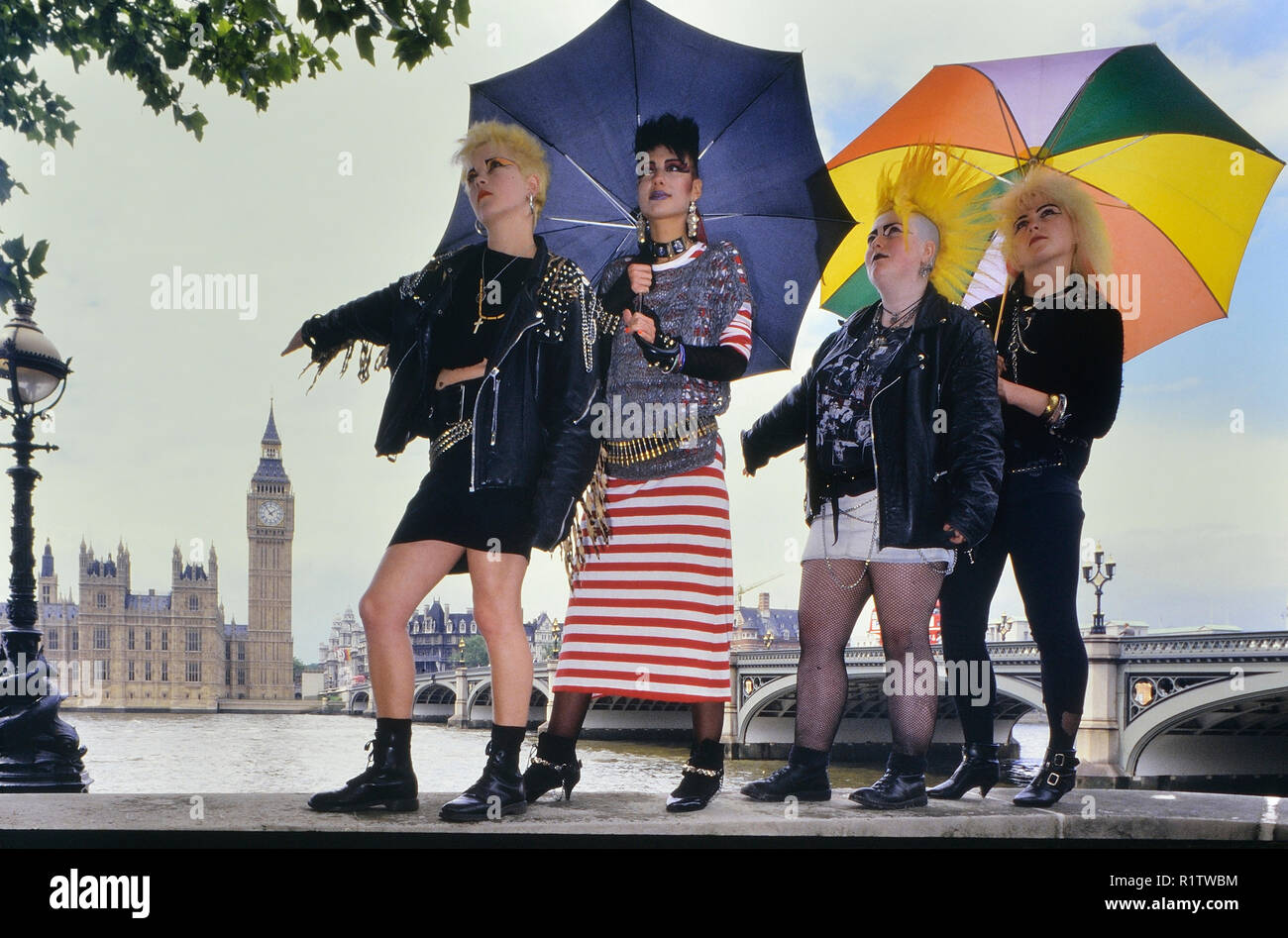 Weibliche Punks vor dem Palast von Westminster, London, England, UK. Ca. 80er Stockfoto