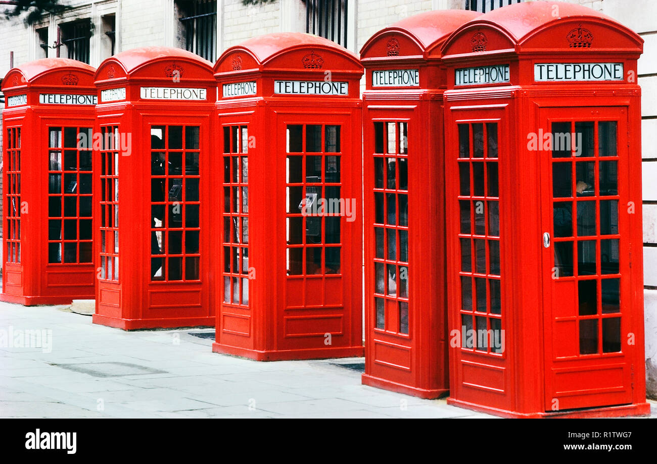 Reihe der roten Telefonzellen, Breite, Covent Garden, London, England, UK. Stockfoto