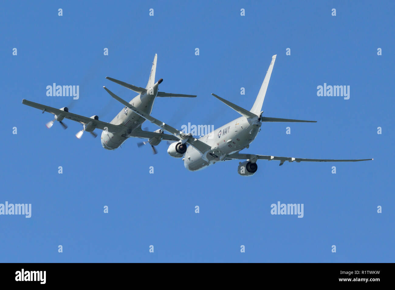 Eine Lockheed P-3 Orion fliegen in Formation mit seinen Nachfolger die Boeing P-8 Poseidon. Stockfoto