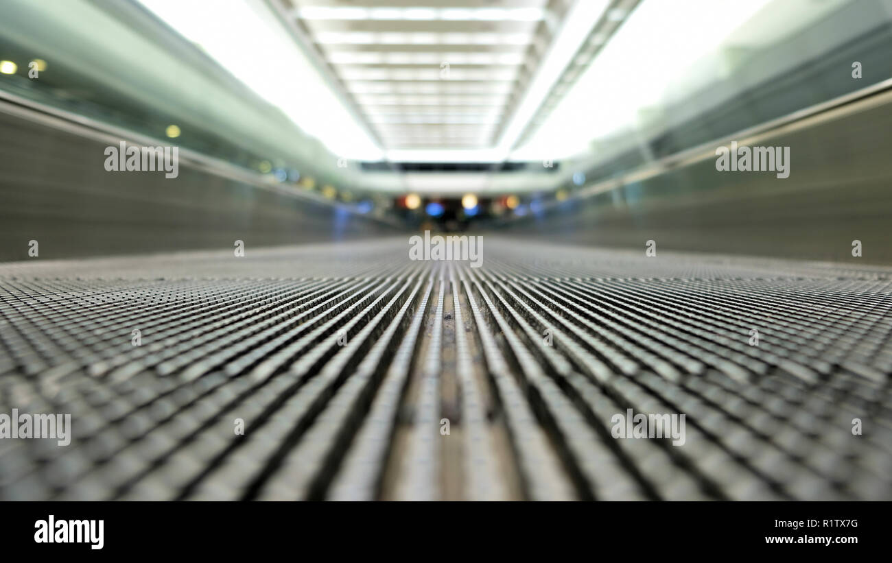 Erdgeschoss Aussicht auf eine leere Fahrsteig auf einem Flughafen; verschwinden Brennpunkt; Travelator, Skywalk, horizontale Rolltreppe; Leute Förderband. Stockfoto