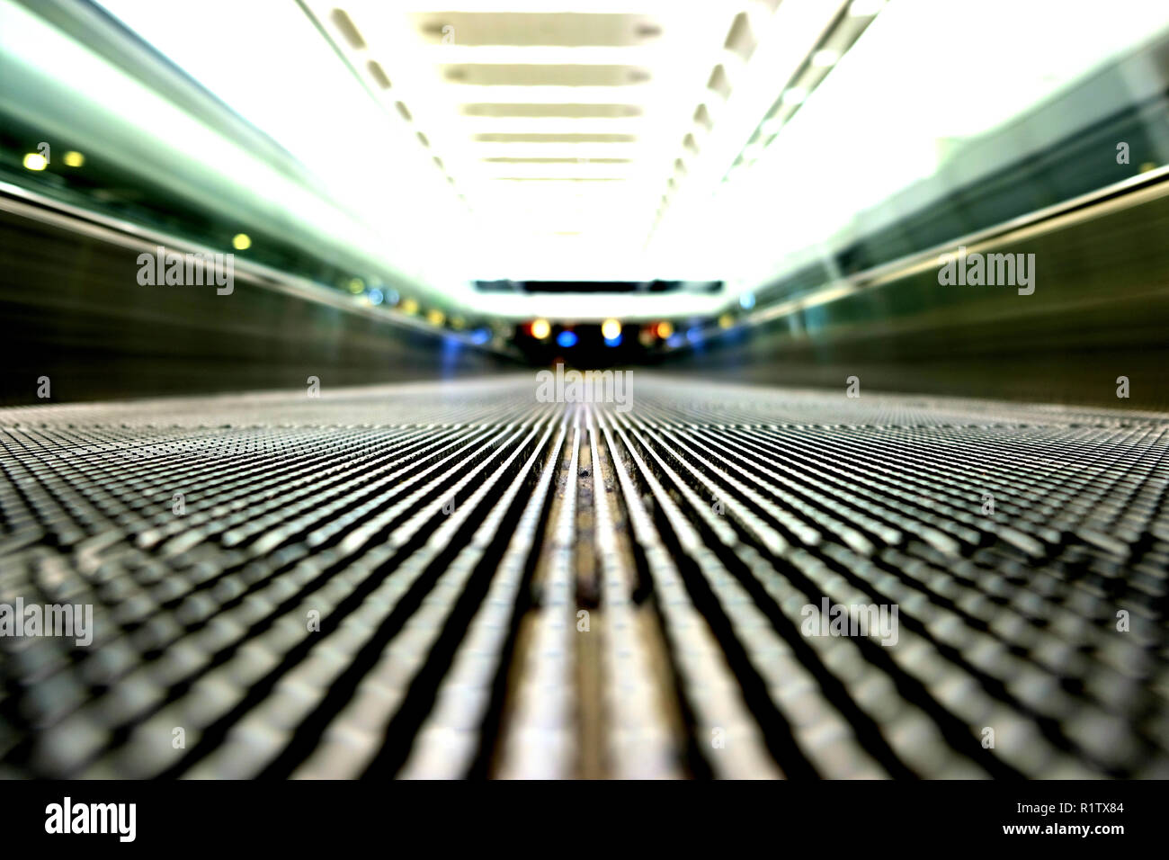 Erdgeschoss Aussicht auf eine leere Fahrsteig auf einem Flughafen; verschwinden Brennpunkt; Travelator, Skywalk, horizontale Rolltreppe; Leute Förderband. Stockfoto