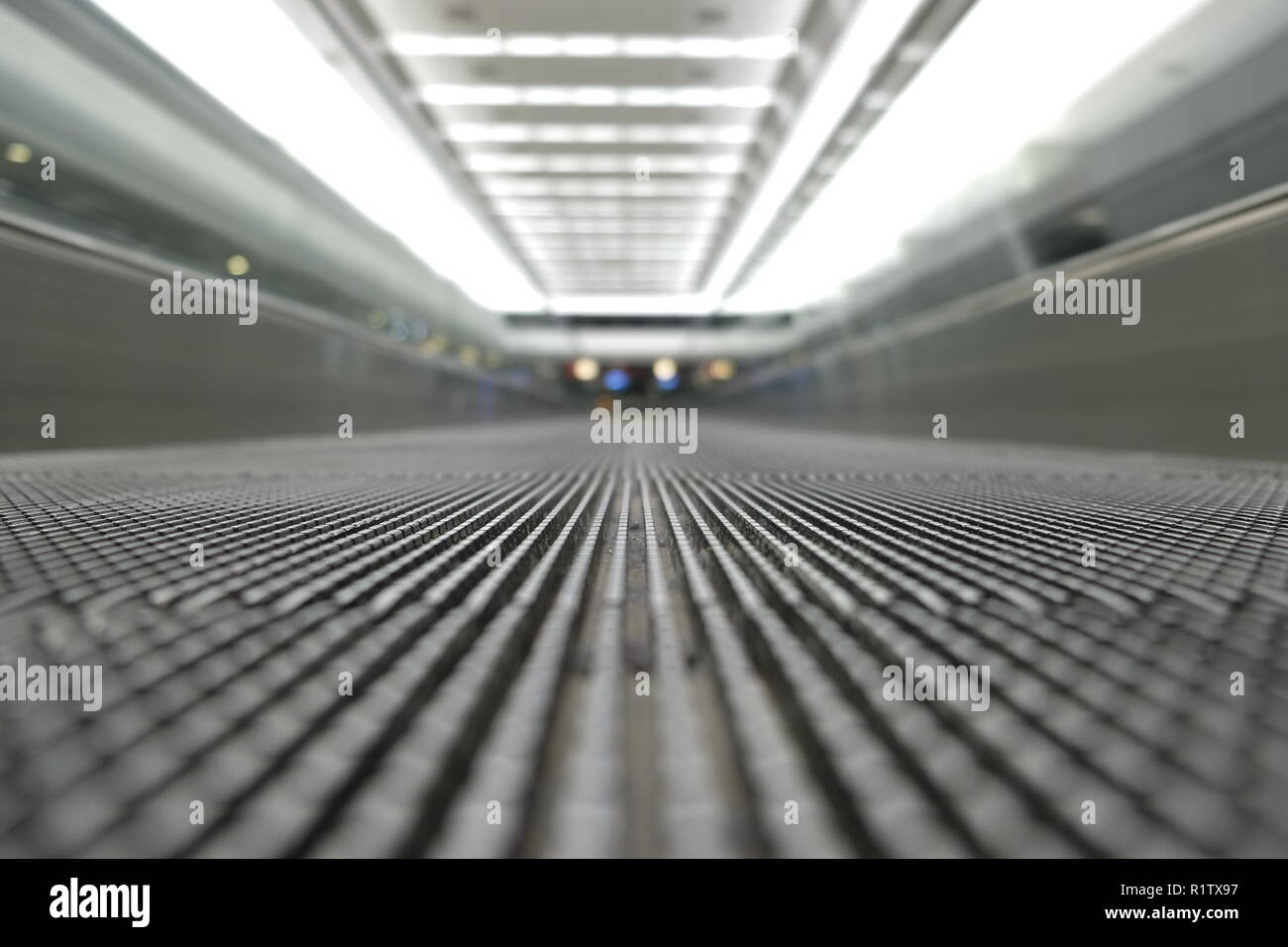 Erdgeschoss Aussicht auf eine leere Fahrsteig auf einem Flughafen; verschwinden Brennpunkt; Travelator, Skywalk, horizontale Rolltreppe; Leute Förderband. Stockfoto