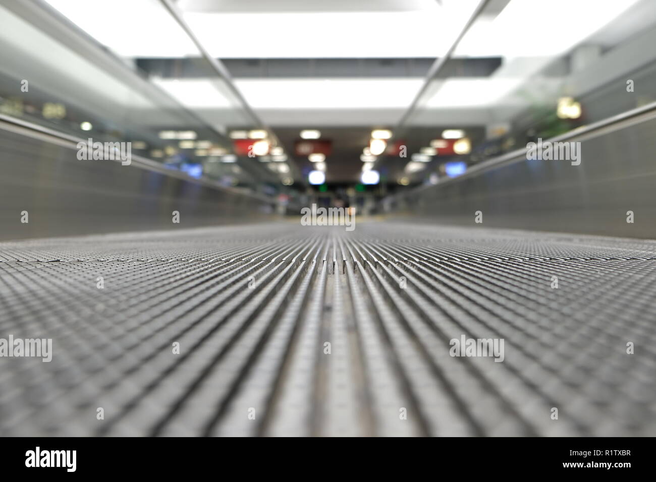 Erdgeschoss Aussicht auf eine leere Fahrsteig auf einem Flughafen; verschwinden Brennpunkt; Travelator, Skywalk, horizontale Rolltreppe; Leute Förderband. Stockfoto