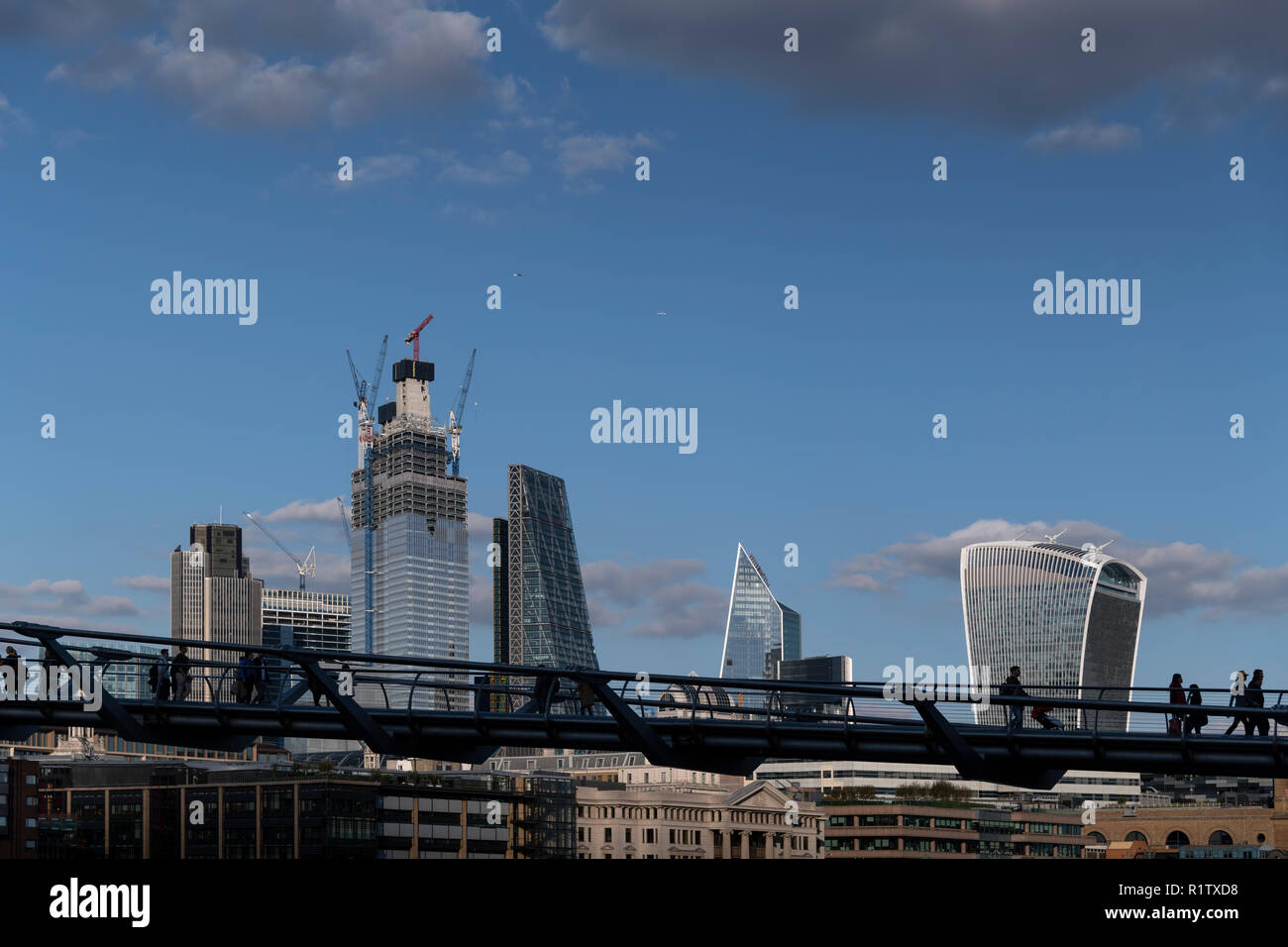 Stadt London mit Millennium Bridge im Vordergrund Stockfoto