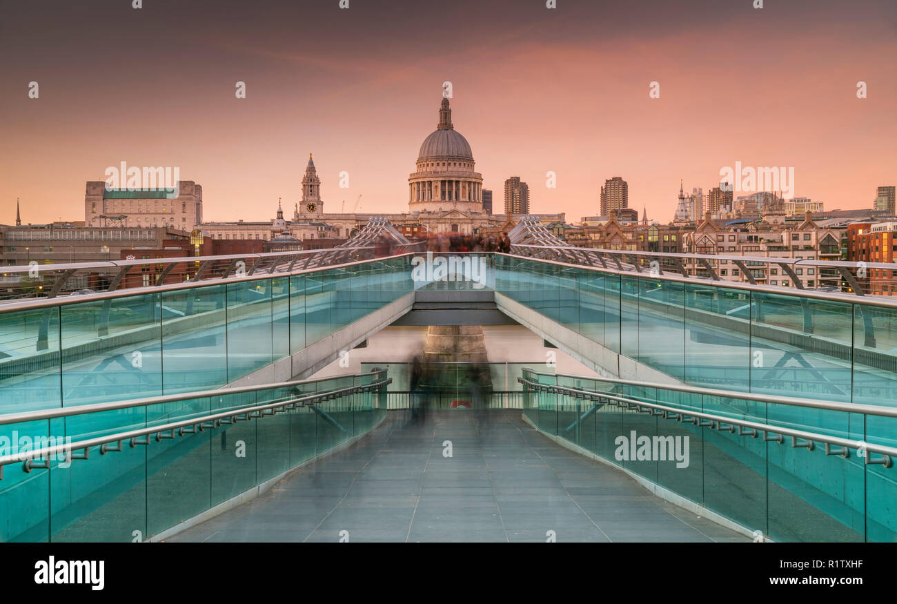 Die Millennium Bridge mit St. Paul's Kathedrale im Hintergrund Stockfoto