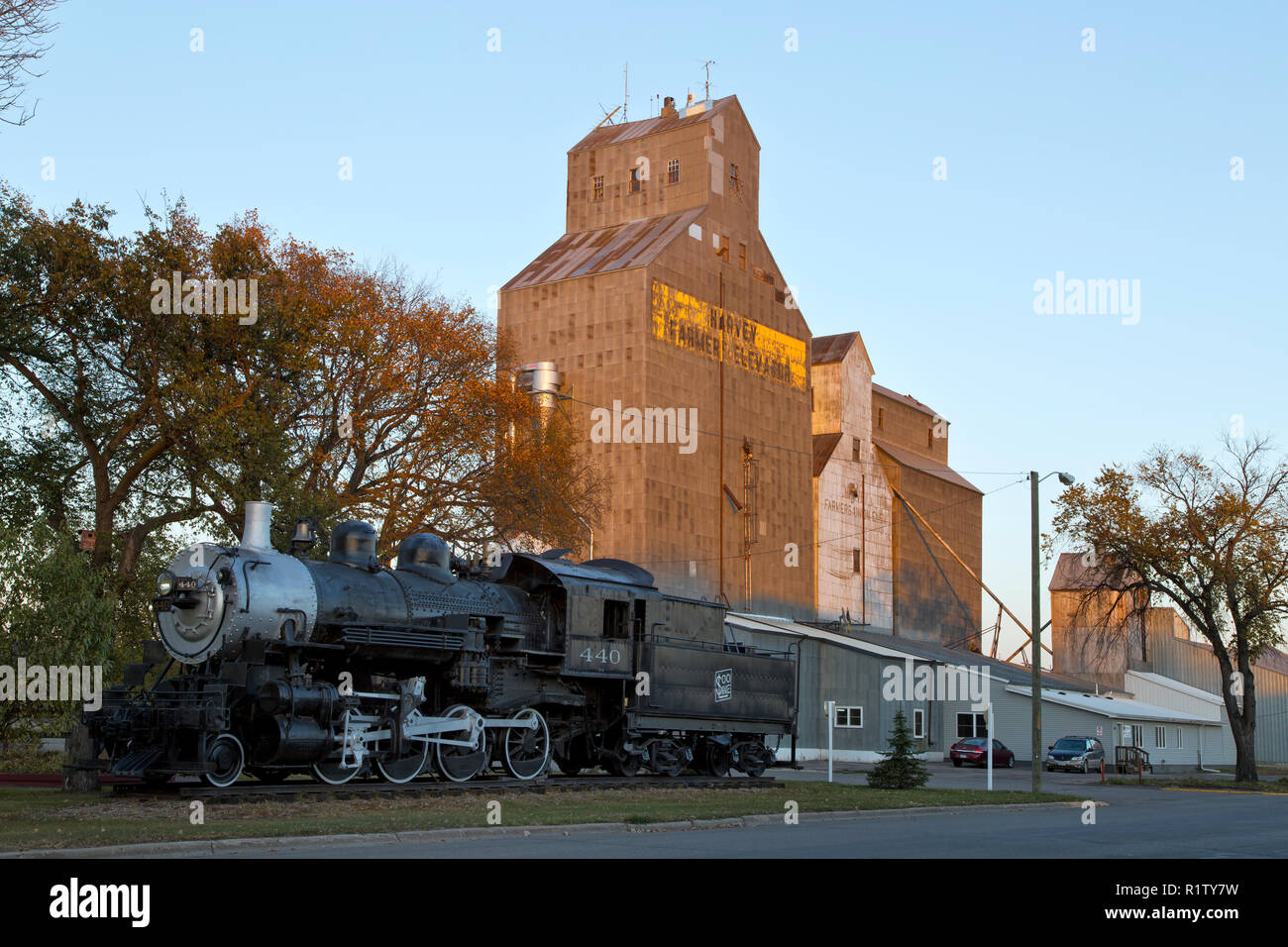Harvey "Farmers Elevator" und die älteren Harvey Farmers Union Aufzug auf der rechten Seite, 440 SooLine Dampflokomotive. Stockfoto