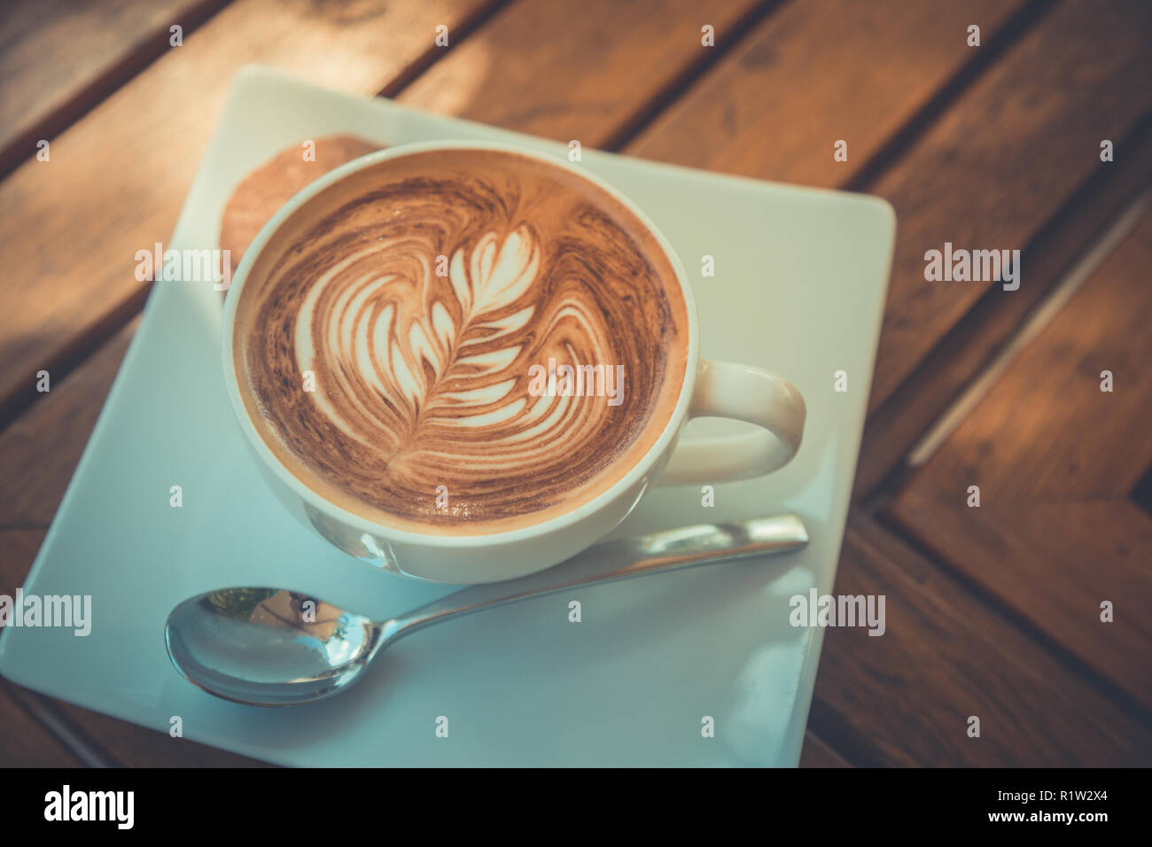 Schönen Morgen Holz- Tisch mit Kaffee, Latte Art und Cookie. Beginnen Sie den Tag, gute Laune Konzept. Stockfoto
