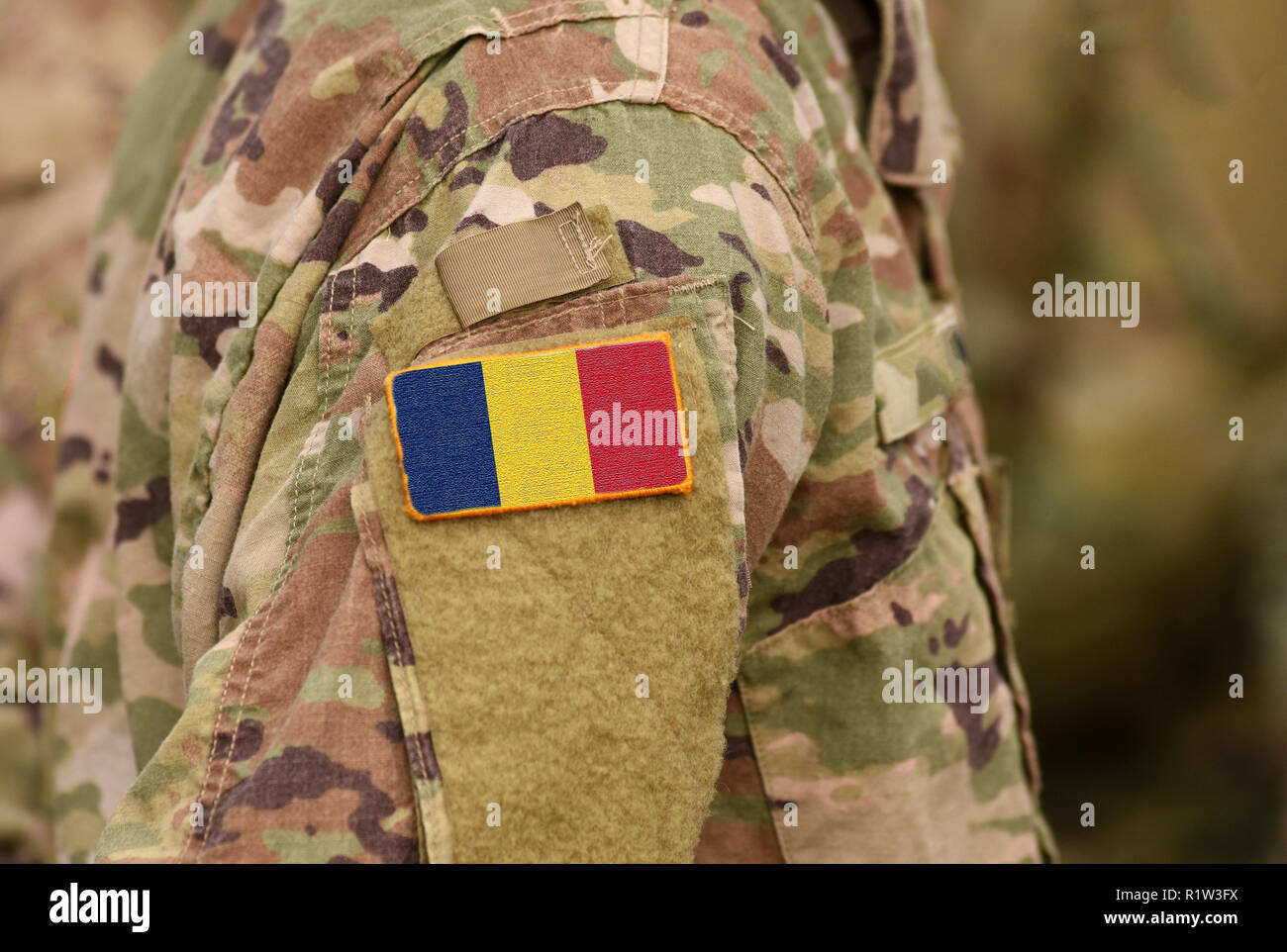 Flagge auf Soldaten arm Tschad. Republik Tschad Truppen (Collage) Stockfoto