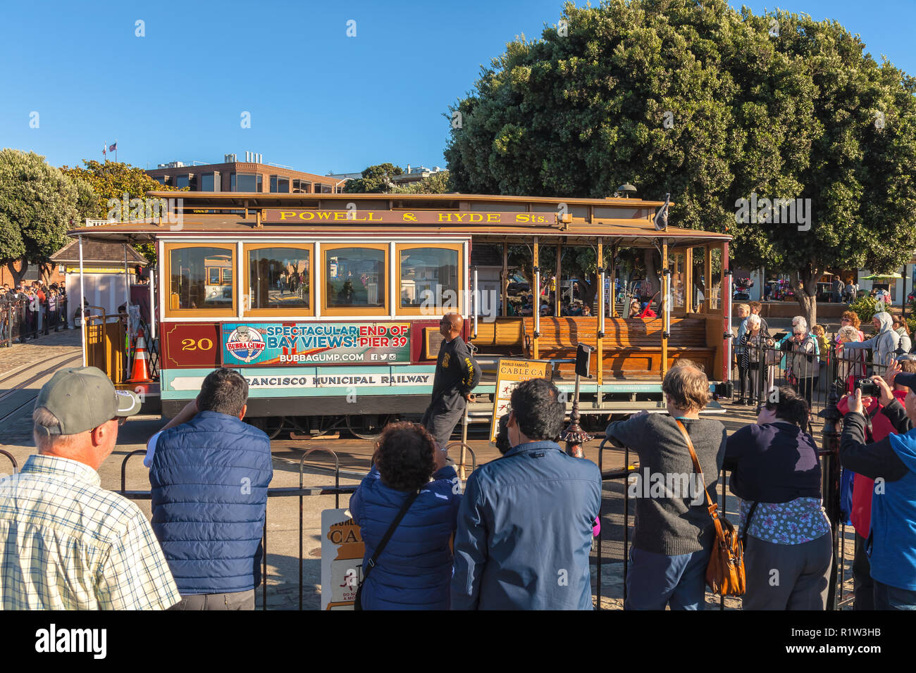 Touristen warten auf Linie für ihre Chance auf das Symbol San Francisco Cable Car am Fisherman's Wharf, Kalifornien, USA zu fahren Stockfoto