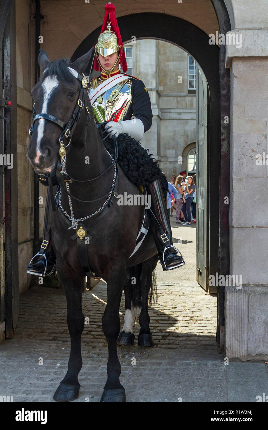 London, England, UK-Mai 19,2014: Royal Guard sitzen in einem Pferd Bewachung einer Tür Stockfoto