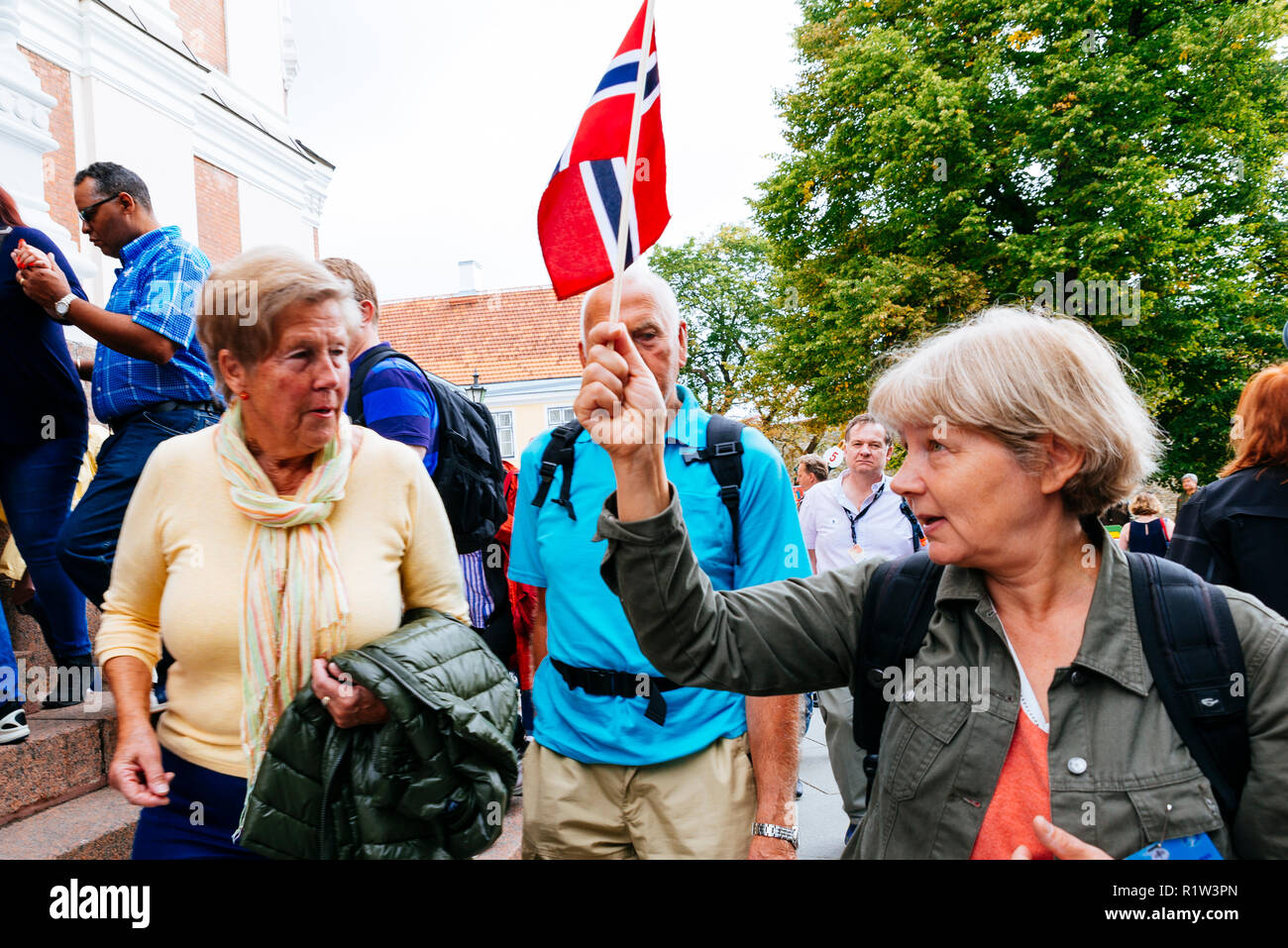 Reiseführer führen Touristen auf Kreuzfahrten angekommen. Tallinn, Harjumaa, Estland, Baltikum, Europa. Stockfoto