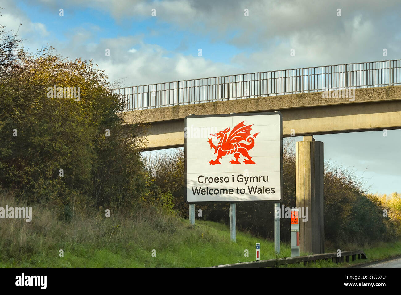 Zweite SEVERN ÜBERQUEREN, WALES - NOVEMBER 2018: großes Schild an der Seite der Autobahn M4 einladende Treiber in Wales. Stockfoto