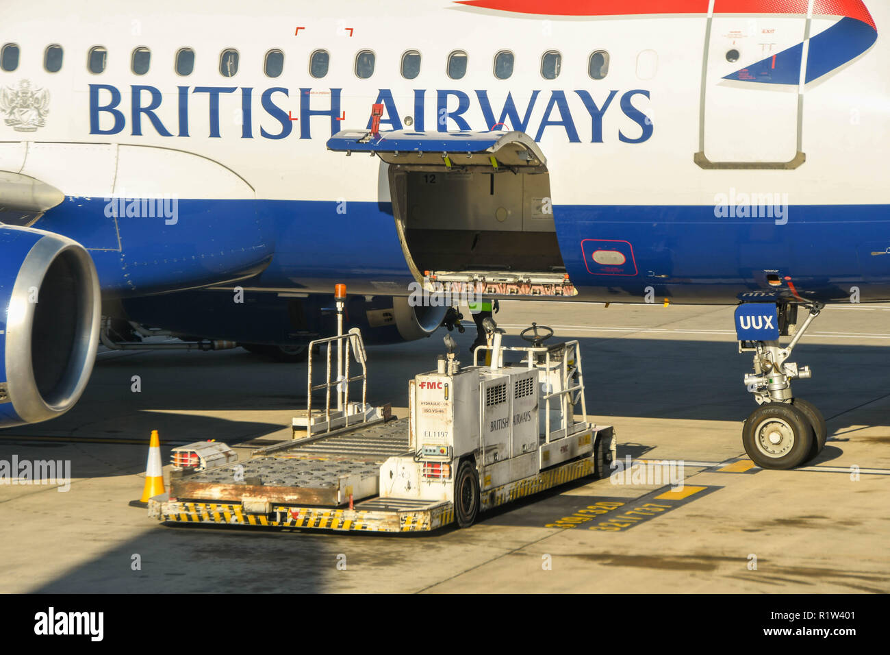 Luftfracht pallet Loader ein, omgside der offenen Laderaum Tür einer British Airways Airbus Jet an! ondo Flughafen Heathrow Stockfoto