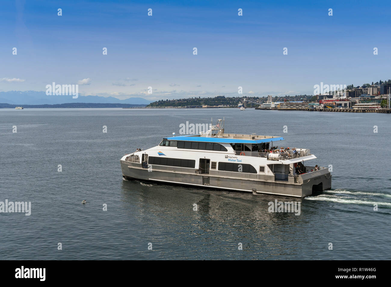 SEATTLE, Washington State, USA - Juni 2018: Die schnellen Wasser Taxi Fähre entfernt vom Pier drehen, wie es in Seattle fährt Puget Sound zu überqueren. Stockfoto