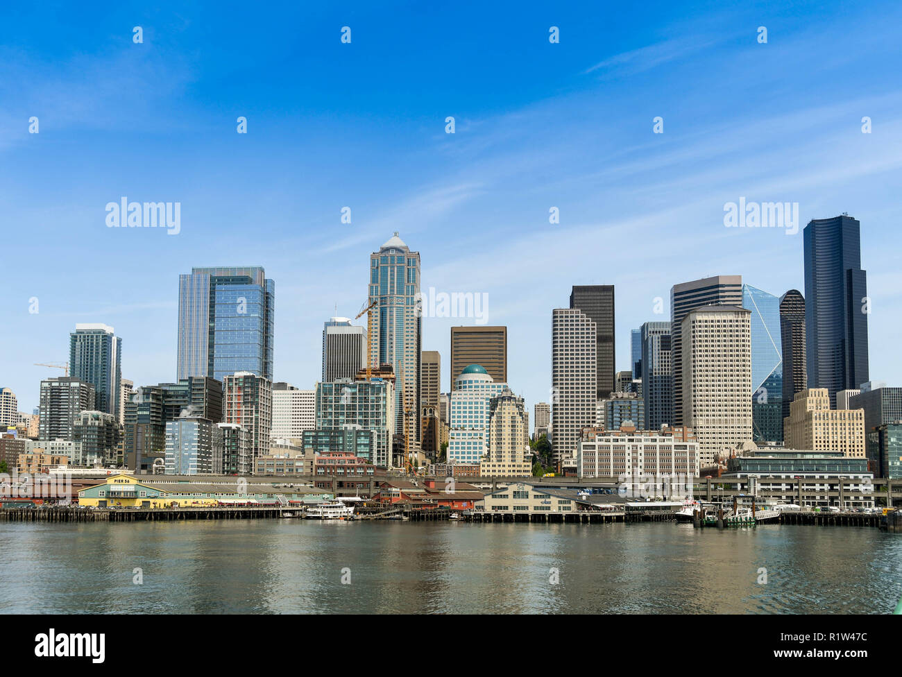 SEATTLE, Washington State, USA - JUNI 2018: Stadtbild von Wasser- und Bürogebäude in der Innenstadt von Seattle als vom Puget Sound gesehen. Stockfoto