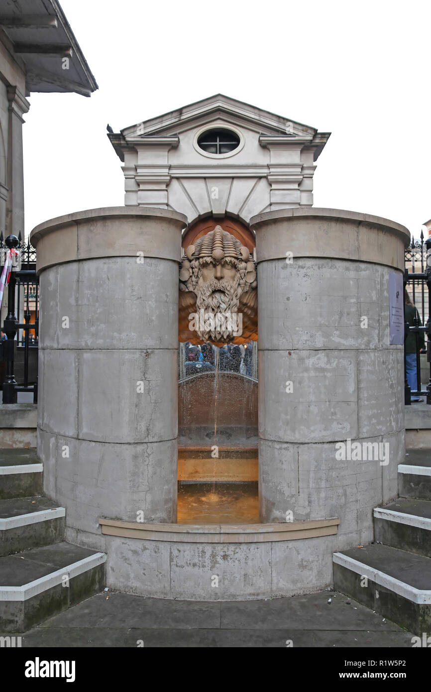 London, Großbritannien, 19. November 2011: Neptunbrunnen in der St. Pauls Kirche Hof am Covent Garden in London, UK. Stockfoto