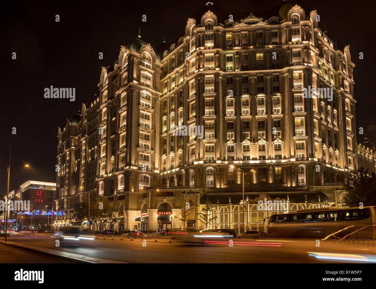 Beleuchtete Fassade Legendale Hotel in Peking Stockfoto