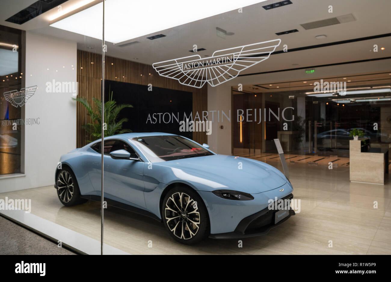 Aston Martin Showroom in Peking China mit neuen Vantage Auto auf Display Stockfoto