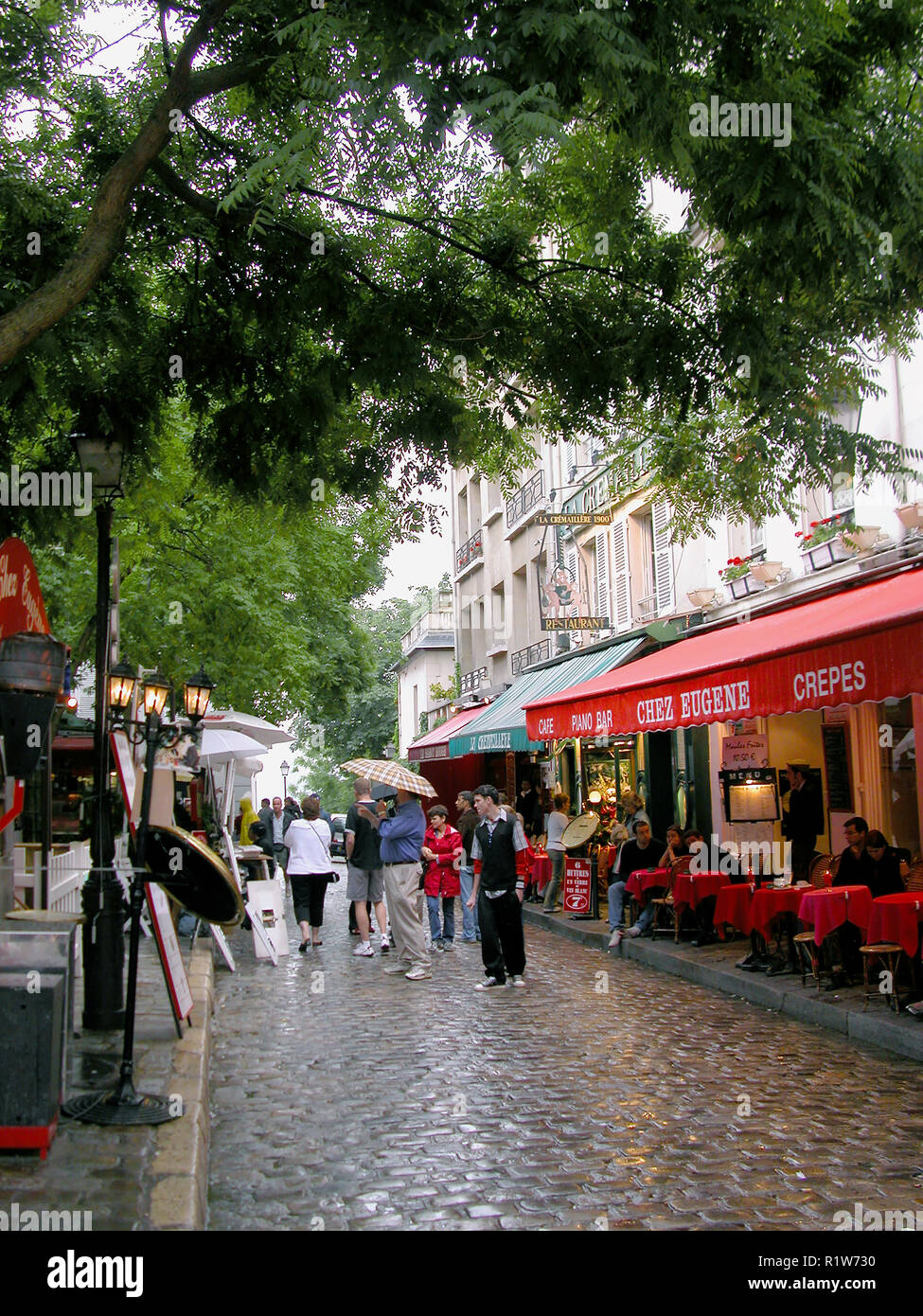Place du Tertre, Montmartre, Paris, Frankreich, nach einer kurzen August Dusche Stockfoto