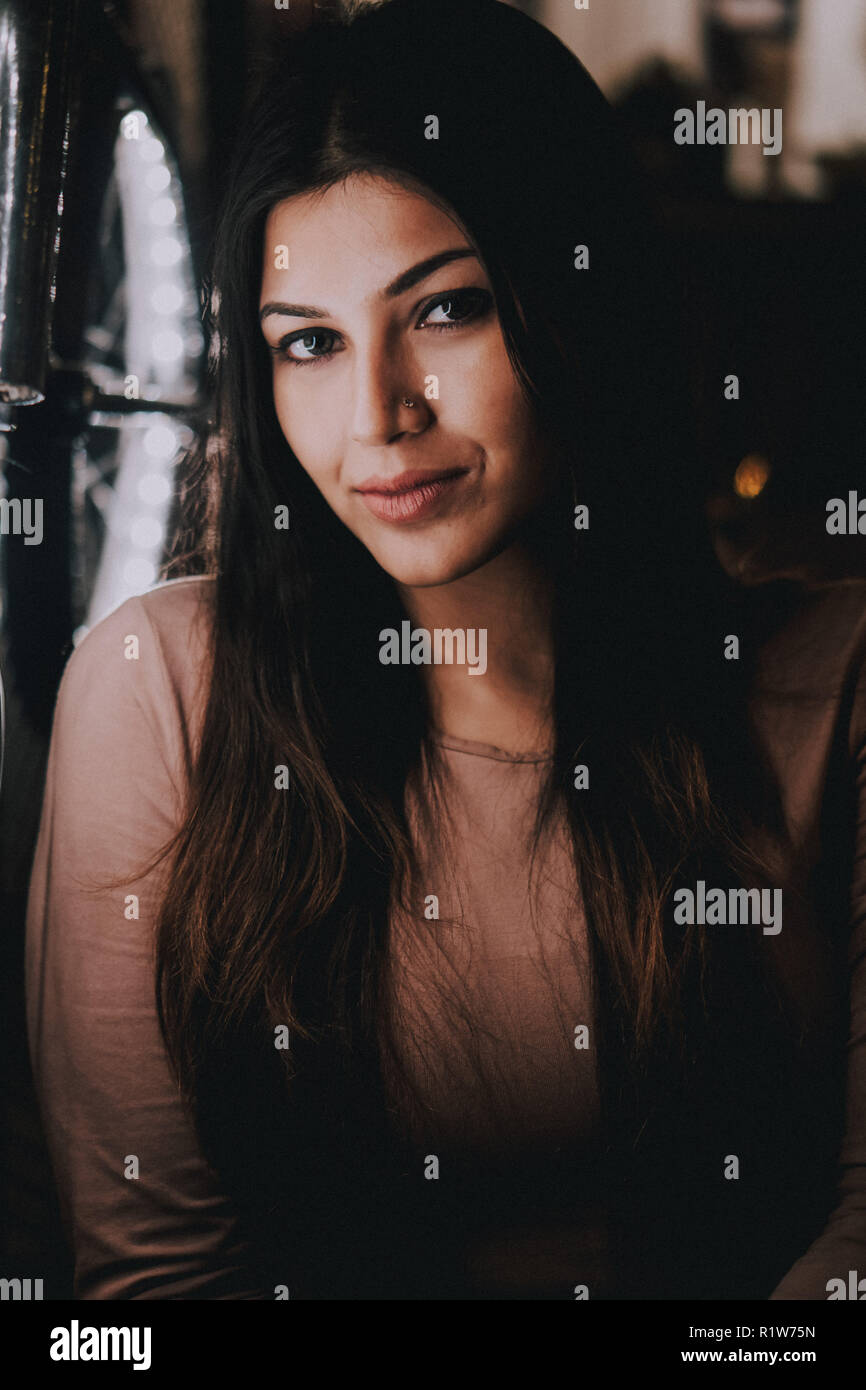 Porträt der jungen Frau in der Nähe eines Cafe Glühen - Zeichen Stockfoto