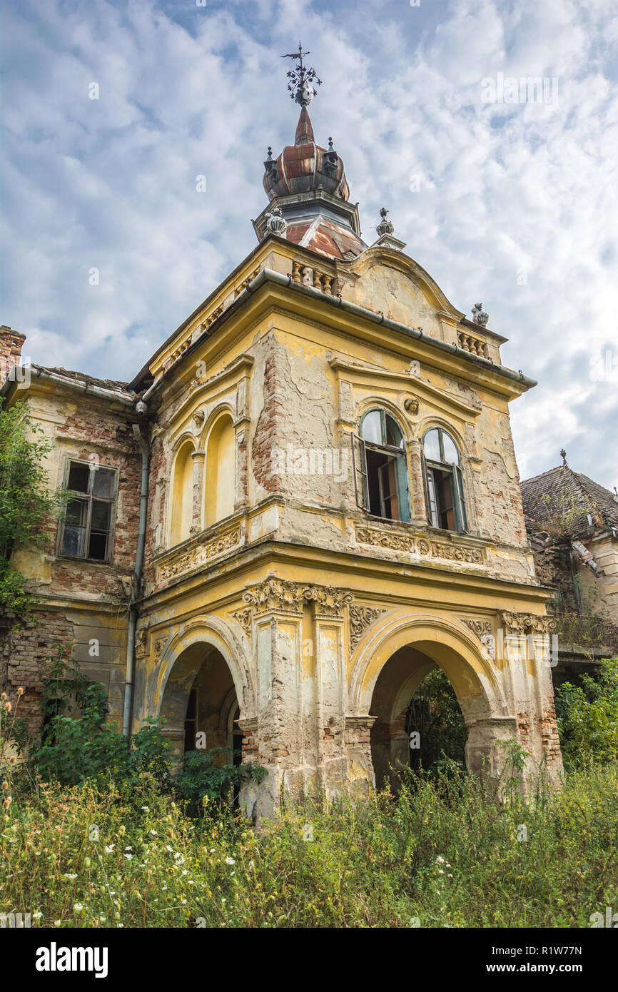 Turm der alten Burg mit kaputten Fenstern in der Nähe von Vrsac, Serbien Stockfoto