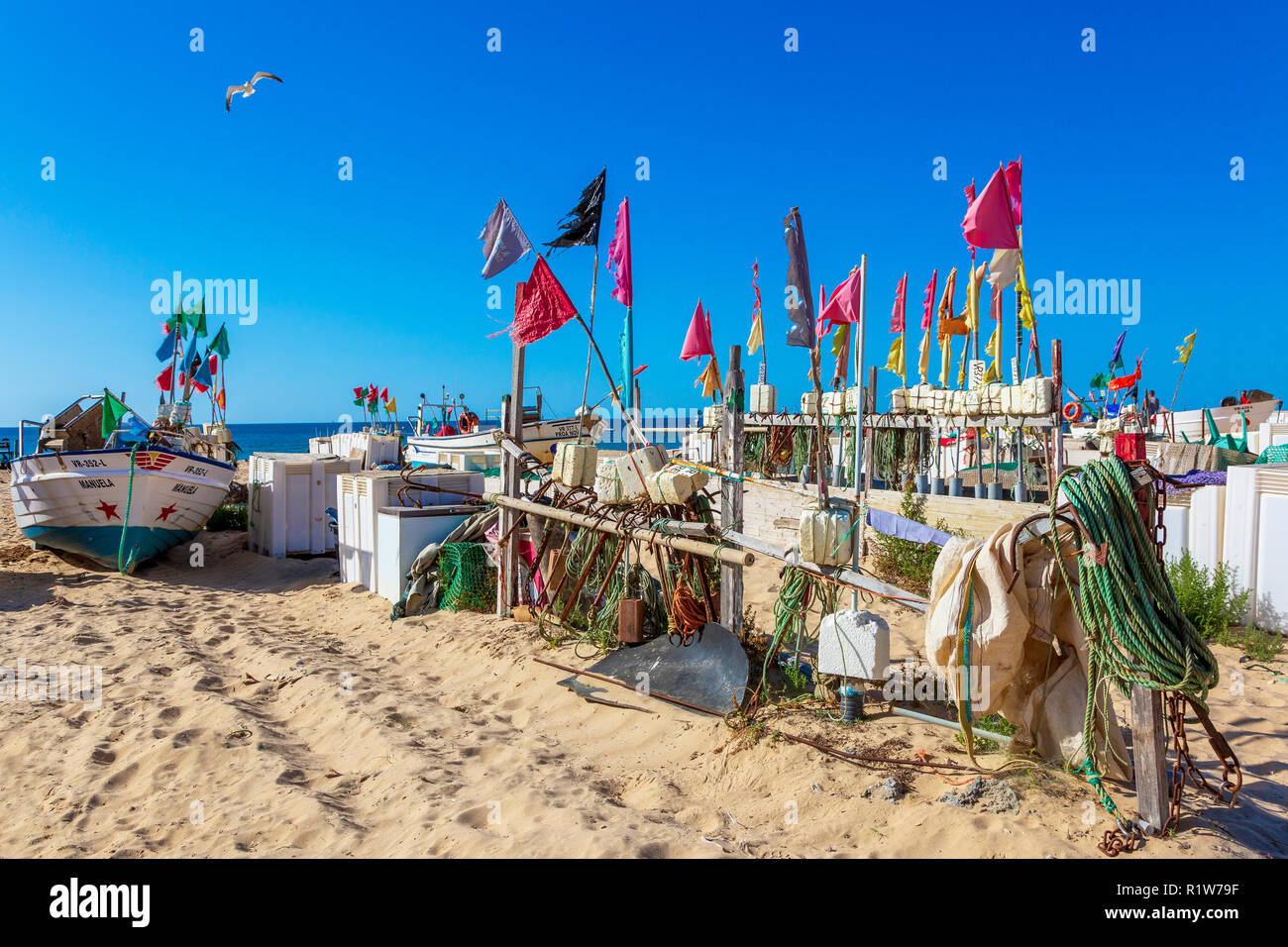 Angeln schwebt mit Fahnen von den einheimischen Fischern im traditionellen Stil Fischfang genutzt, Monte Gordo, Algarve, Portugal Stockfoto