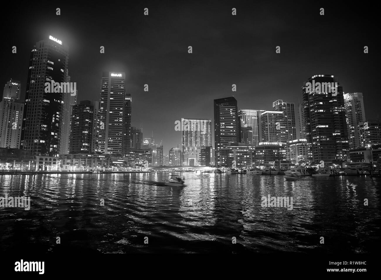 Dubai, Vereinigte Arabische Emirate - Dezember 26, 2017: Dubai Marina Skyline bei Nacht. Gebäude mit Licht Reflexion im Wasser. Architektur, Struktur und Design. Reiselust und Urlaub. Stockfoto