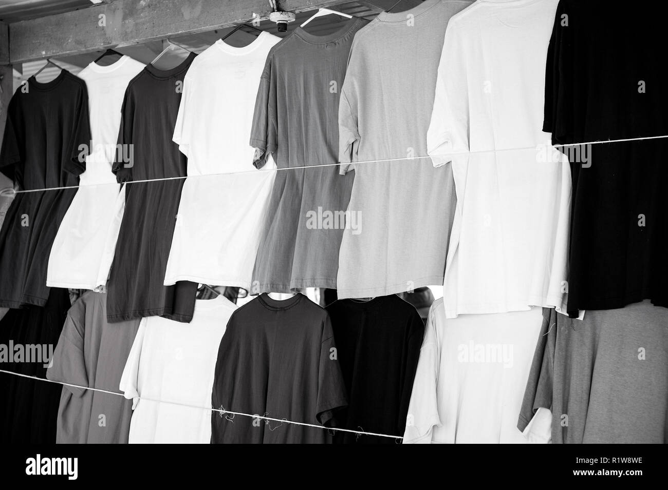 T-Shirts hängen in lokalen Geschäft oder Markt in Castries, St. Lucia.  Bunte Kleidung zum Verkauf. Verkauf, Einkauf und Verkauf. Schwarzer Freitag  und Cyber Monday Konzept Stockfotografie - Alamy